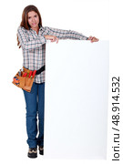 Tradesperson with a board. Стоковое фото, агентство Ingram Publishing / Фотобанк Лори