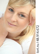 Head-shop of happy blond woman. Стоковое фото, агентство Ingram Publishing / Фотобанк Лори