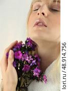 Woman smelling a bunch of flowers. Стоковое фото, агентство Ingram Publishing / Фотобанк Лори