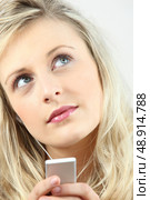 Dreamy girl listening to music. Стоковое фото, агентство Ingram Publishing / Фотобанк Лори