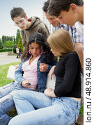 Teens gathered on park bench. Стоковое фото, агентство Ingram Publishing / Фотобанк Лори