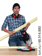 Carpenter with circular saw. Стоковое фото, агентство Ingram Publishing / Фотобанк Лори