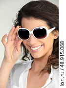 Woman wearing oversized sunglasses. Стоковое фото, агентство Ingram Publishing / Фотобанк Лори