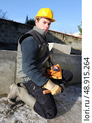 Mason working on building foundations. Стоковое фото, агентство Ingram Publishing / Фотобанк Лори