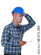 A dubious handyman with a screwdriver. Стоковое фото, агентство Ingram Publishing / Фотобанк Лори