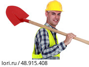 craftsman with shovel on his shoulder. Стоковое фото, агентство Ingram Publishing / Фотобанк Лори