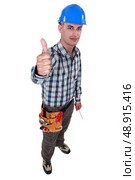 Tradesman giving the thumb’s up. Стоковое фото, агентство Ingram Publishing / Фотобанк Лори