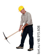 Laborer using a pickaxe. Стоковое фото, агентство Ingram Publishing / Фотобанк Лори