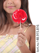 Girl holding a lolly pop. Стоковое фото, агентство Ingram Publishing / Фотобанк Лори