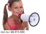 Girl with loud speaker. Стоковое фото, агентство Ingram Publishing / Фотобанк Лори