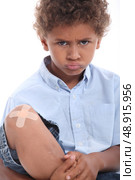Boy with plaster on knee. Стоковое фото, агентство Ingram Publishing / Фотобанк Лори