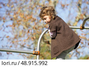 Little girl playing on climbing frame. Стоковое фото, агентство Ingram Publishing / Фотобанк Лори