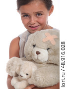 Girl with teddy wounded. Стоковое фото, агентство Ingram Publishing / Фотобанк Лори