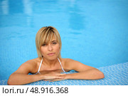 beautiful fair-haired woman in swimming pool. Стоковое фото, агентство Ingram Publishing / Фотобанк Лори