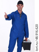 Handyman giving the thumb’s up. Стоковое фото, агентство Ingram Publishing / Фотобанк Лори
