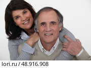mature couple embracing. Стоковое фото, агентство Ingram Publishing / Фотобанк Лори