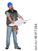 Foreman going over plans. Стоковое фото, агентство Ingram Publishing / Фотобанк Лори