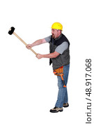 A construction worker with a sledgehammer. Стоковое фото, агентство Ingram Publishing / Фотобанк Лори