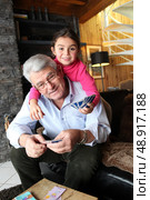 Little girl playing cards with grandpa. Стоковое фото, агентство Ingram Publishing / Фотобанк Лори