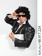 Man dressed up in a silly wig. Стоковое фото, агентство Ingram Publishing / Фотобанк Лори