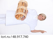 Bakery worker holding bread basket. Стоковое фото, агентство Ingram Publishing / Фотобанк Лори