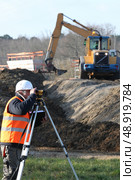 A land surveyor using an altometer. Стоковое фото, агентство Ingram Publishing / Фотобанк Лори