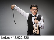 Funny violin player with fiddle. Стоковое фото, агентство Ingram Publishing / Фотобанк Лори