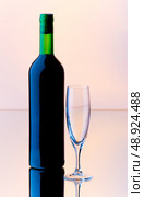 Bottle and wine glass on reflective background. Стоковое фото, агентство Ingram Publishing / Фотобанк Лори