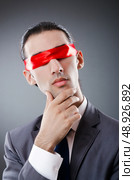 Businessman blinded by red tape. Стоковое фото, агентство Ingram Publishing / Фотобанк Лори