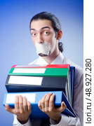 Businessman with his lips sealed. Стоковое фото, агентство Ingram Publishing / Фотобанк Лори