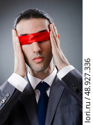 Businessman blinded by red tape. Стоковое фото, агентство Ingram Publishing / Фотобанк Лори