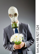 Businessman with gas mask and flowers. Стоковое фото, агентство Ingram Publishing / Фотобанк Лори