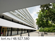 Дом Наркомфина в весенний день. Новинский бульвар, дом 25, к. 1. Москва. Россия. Редакционное фото, фотограф E. O. / Фотобанк Лори
