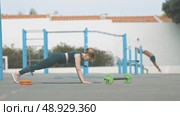Athletic woman doing push ups on the outdoors. Стоковое видео, видеограф Константин Шишкин / Фотобанк Лори