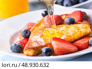 french toasts with fresh berries and pouring honey. Стоковое фото, агентство Ingram Publishing / Фотобанк Лори