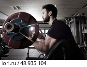 biceps preacher bench arm curl workout man at fitness gym. Стоковое фото, агентство Ingram Publishing / Фотобанк Лори