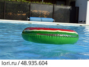 An inflatable circle floats in the blue water of the pool. Стоковое фото, фотограф K. / Фотобанк Лори