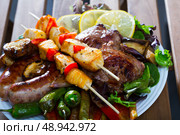 Bulgarian meshana scara with different cooking meat and vegetables. Стоковое фото, фотограф Яков Филимонов / Фотобанк Лори