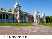 Старинный дворец в Царицыно солнечным майским утром. Москва. Стоковое фото, фотограф Виктор Карасев / Фотобанк Лори