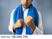 Young man raising his fists. Стоковое фото, агентство Ingram Publishing / Фотобанк Лори