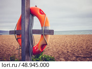 life preserver on the beach. Стоковое фото, агентство Ingram Publishing / Фотобанк Лори