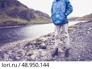 Hiker standing by Loch in Scotland. Стоковое фото, агентство Ingram Publishing / Фотобанк Лори