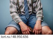 Man sitting on desk. Стоковое фото, агентство Ingram Publishing / Фотобанк Лори