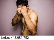 Athletic young man throwing punches. Стоковое фото, агентство Ingram Publishing / Фотобанк Лори