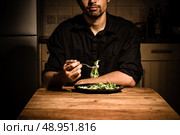 Young man having dinner. Стоковое фото, агентство Ingram Publishing / Фотобанк Лори