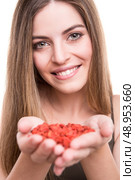Cute girl eating a bunch of goji berries. Стоковое фото, агентство Ingram Publishing / Фотобанк Лори