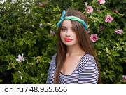 trendy teenager model with kerchief posing on flowers BG. Стоковое фото, агентство Ingram Publishing / Фотобанк Лори