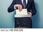 A Businessman is shredding important documents. Стоковое фото, агентство Ingram Publishing / Фотобанк Лори