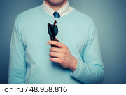 A smartly dressed young man with a pair of sunglasses. Стоковое фото, агентство Ingram Publishing / Фотобанк Лори