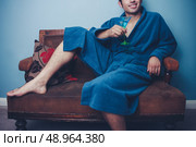 Young man in bathrobe drinking cocktail on sofa. Стоковое фото, агентство Ingram Publishing / Фотобанк Лори